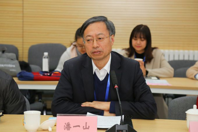 国家级实验教学示范中心联席会文综学科组组长、辽宁大学校长潘一山教授做主题汇报